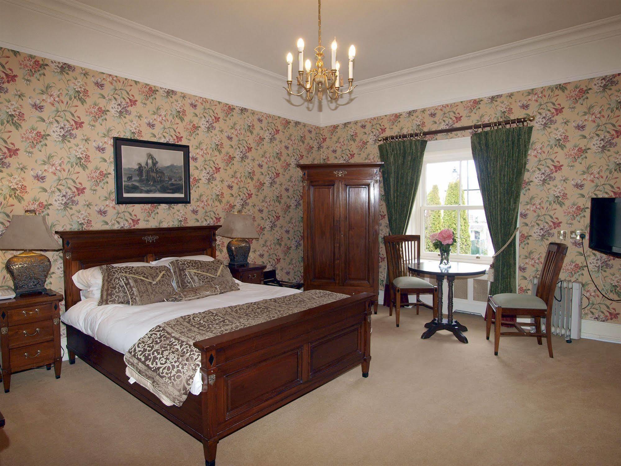 Gleeson'S Restaurant & Rooms รอสส์คอมมัน ภายนอก รูปภาพ