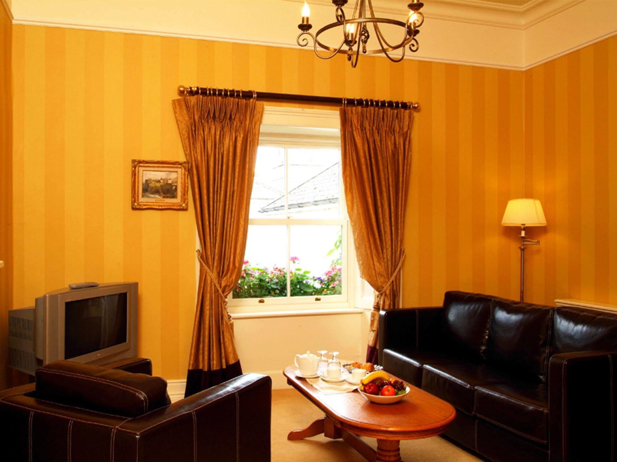 Gleeson'S Restaurant & Rooms รอสส์คอมมัน ภายนอก รูปภาพ